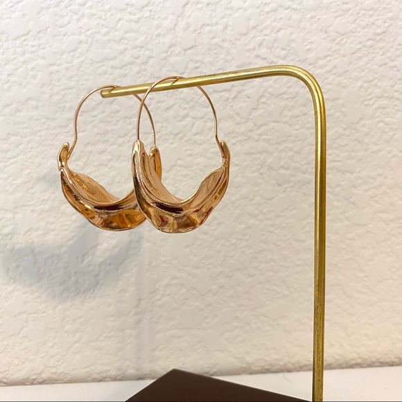 Emily Ratajkowski Inspired Wavy Hoop Earrings - Picture 3 of 10